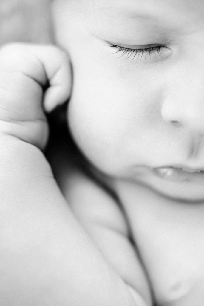 KRiSfoto baby-K.R.Siekielski-www.krisfoto.pl-fotografika-fotografia-noworodkowa-zdjecie dziecka-sesja fotogrfaiczna-czarno białe