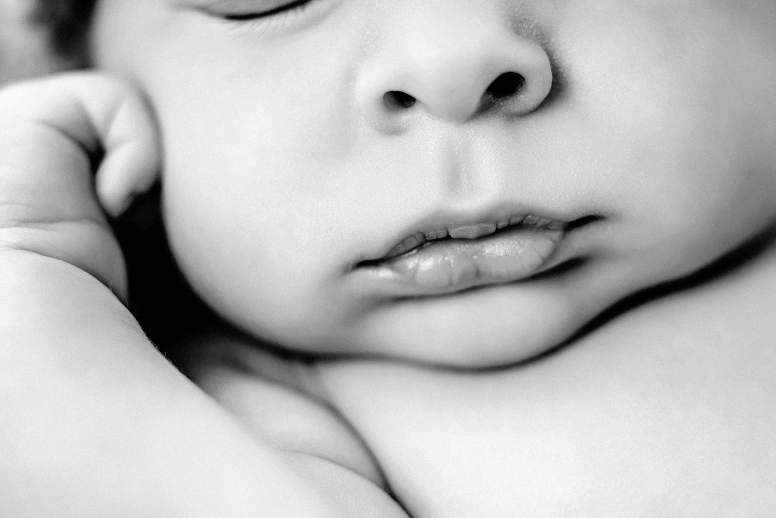 KRiSfoto baby-K.R.Siekielski-www.krisfoto.pl-fotografika-fotografia-noworodkowa-zdjecie dziecka-sesja fotogrfaiczna-czarno białe