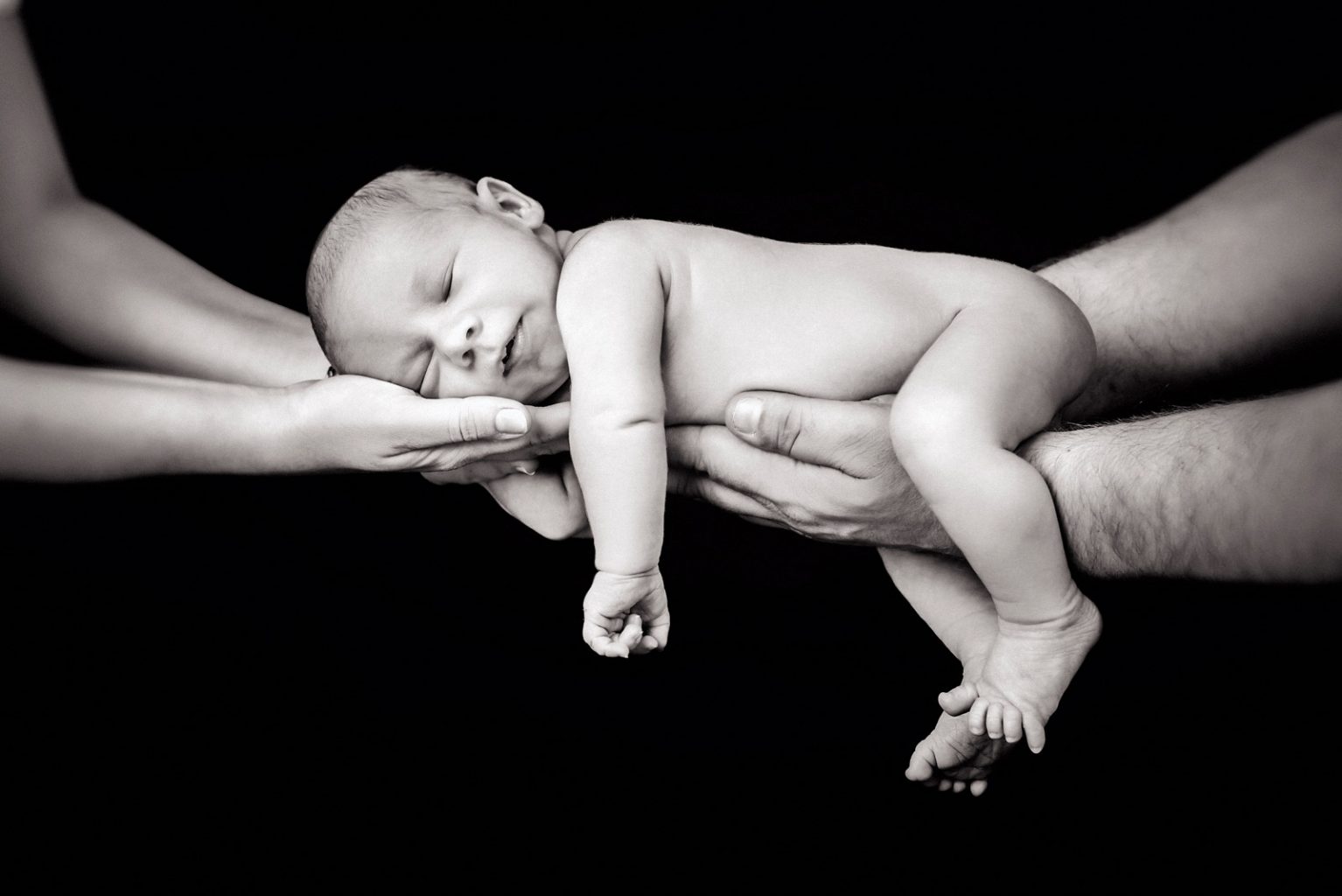 KRiSfoto baby-K.R.Siekielski-www.krisfoto.pl-fotografika-fotografia-noworodkowa-zdjecie dziecka na rękach-sesja fotogrfaiczna z rodzicami